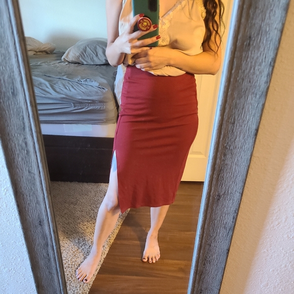 Burgundy pencil skirt with a slit - Picture 1 of 5
